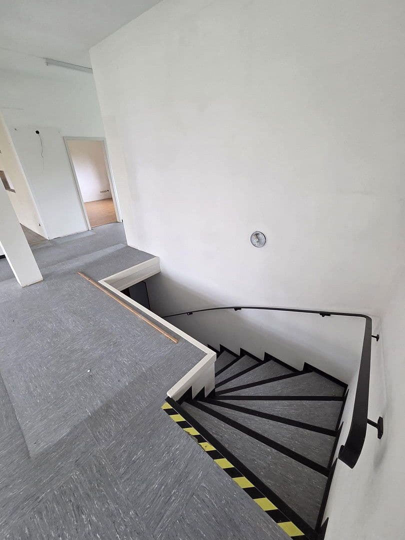 Prenájom kancelárie 140 m², Hauptstr. 68, Beuren (Hochwald), Porýnie-Falcko Prenájom kancelárie 140 m², Hauptstr. 68, Beuren (Hochwald), Porýnie-Falcko