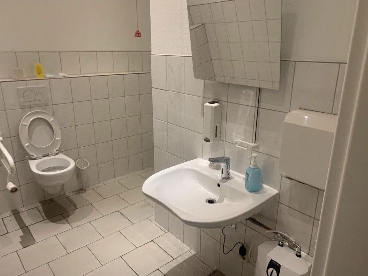 Prenájom nebytového priestoru 6.000 m², Niedernwöhren, Dolné Sasko Prenájom nebytového priestoru 6.000 m², Niedernwöhren, Dolné Sasko