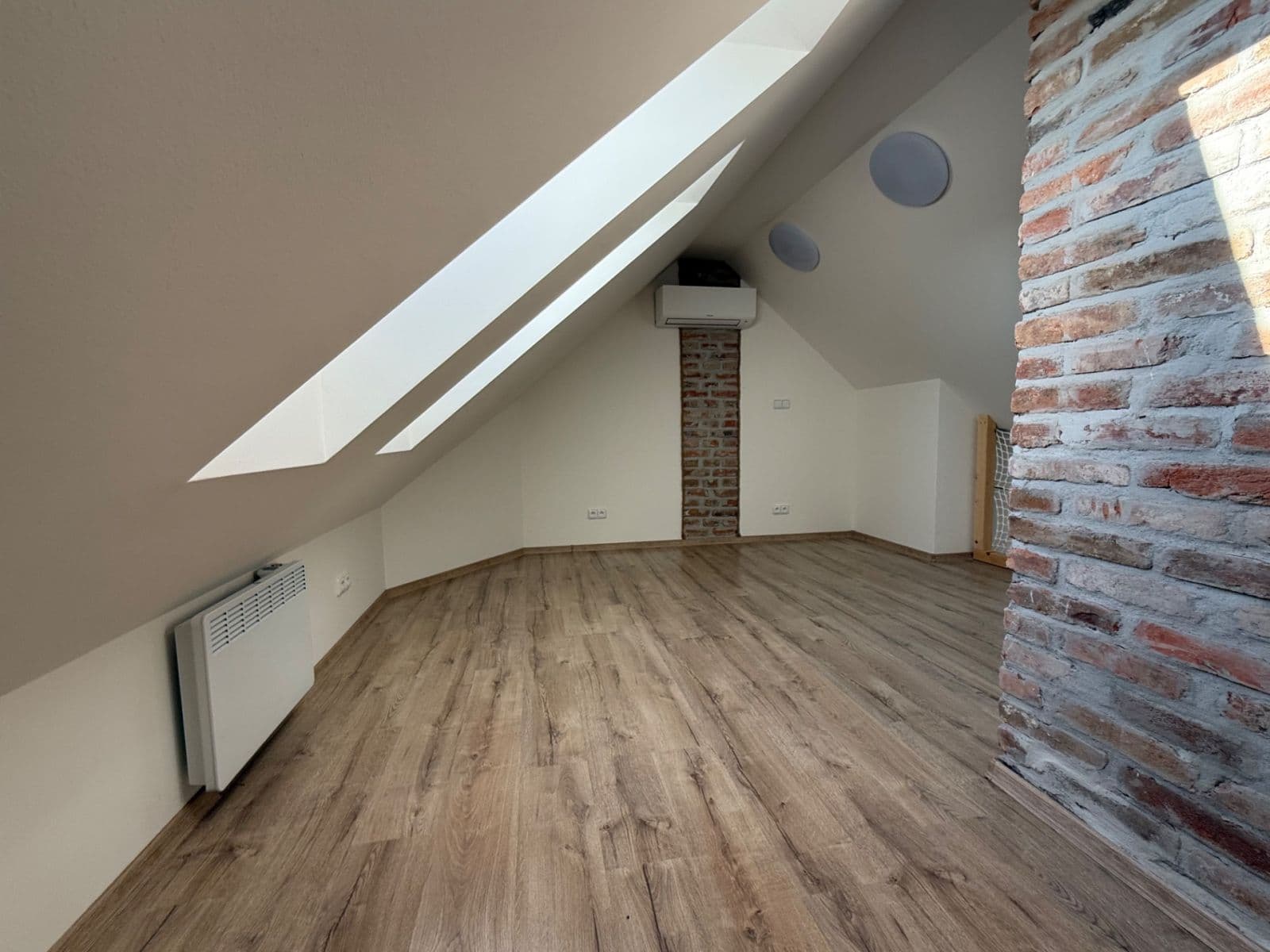 Prenájom bytu 3-izbový 65 m², nám. Kpt. Otm. Chlupa, Znojmo, Jihomoravský kraj Prenájom bytu 3-izbový 65 m², nám. Kpt. Otm. Chlupa, Znojmo, Jihomoravský kraj
