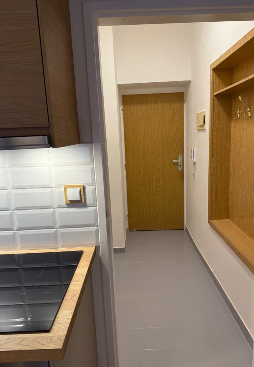 Prenájom bytu 1-izbový 36 m², Na Hrázce, Hradec Králové, Královéhradecký kraj Prenájom bytu 1-izbový 36 m², Na Hrázce, Hradec Králové, Královéhradecký kraj