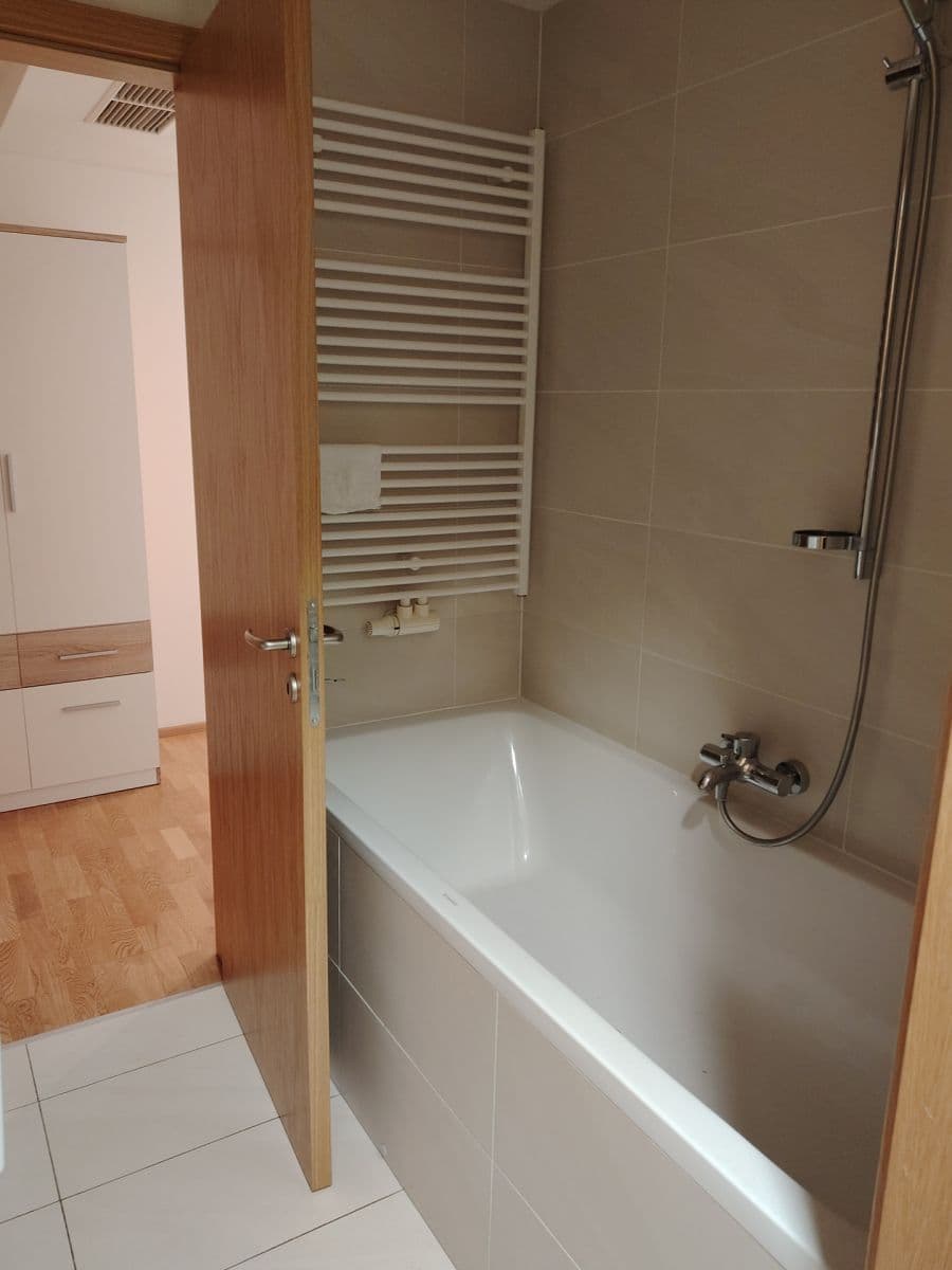 Prenájom bytu 3-izbový 94 m², Malešická, Praha, Praha Prenájom bytu 3-izbový 94 m², Malešická, Praha, Praha