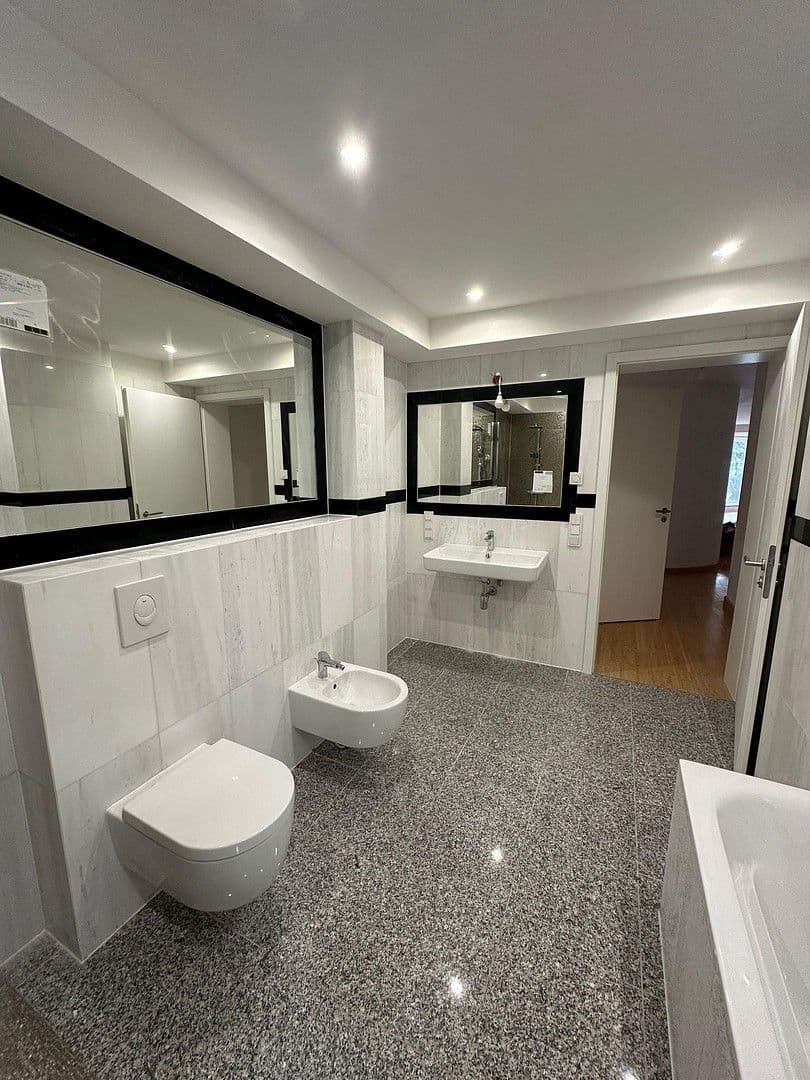 Prenájom bytu 3-izbový 115 m², Rauschener Allee 4, Berlin, Berlín Prenájom bytu 3-izbový 115 m², Rauschener Allee 4, Berlin, Berlín