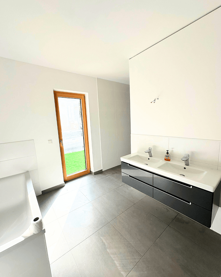 Prenájom bytu 5-izbový 198 m², Krachtstr., Berlin, Berlín Prenájom bytu 5-izbový 198 m², Krachtstr., Berlin, Berlín