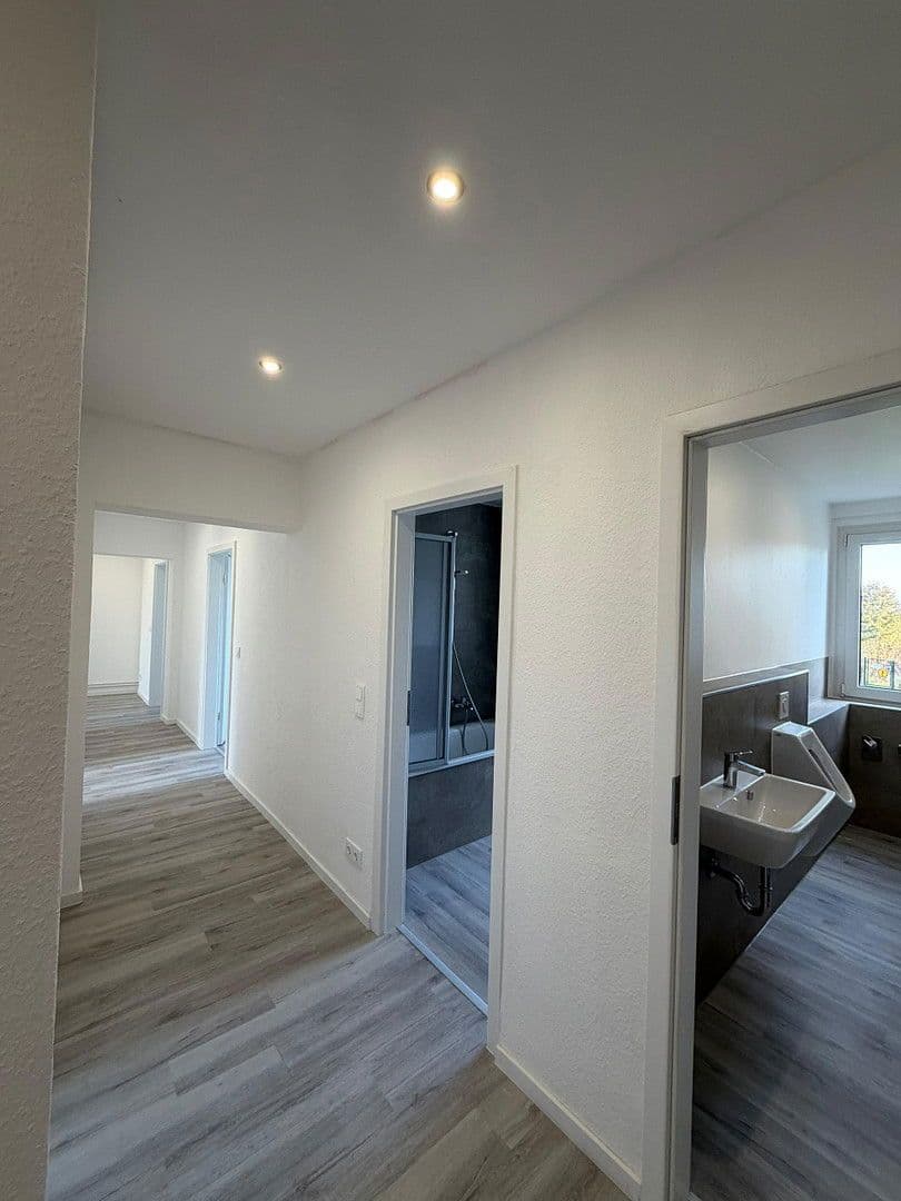 Prenájom bytu 4-izbový 85 m², Eythraer Str. 8, Zwenkau, Sasko Prenájom bytu 4-izbový 85 m², Eythraer Str. 8, Zwenkau, Sasko