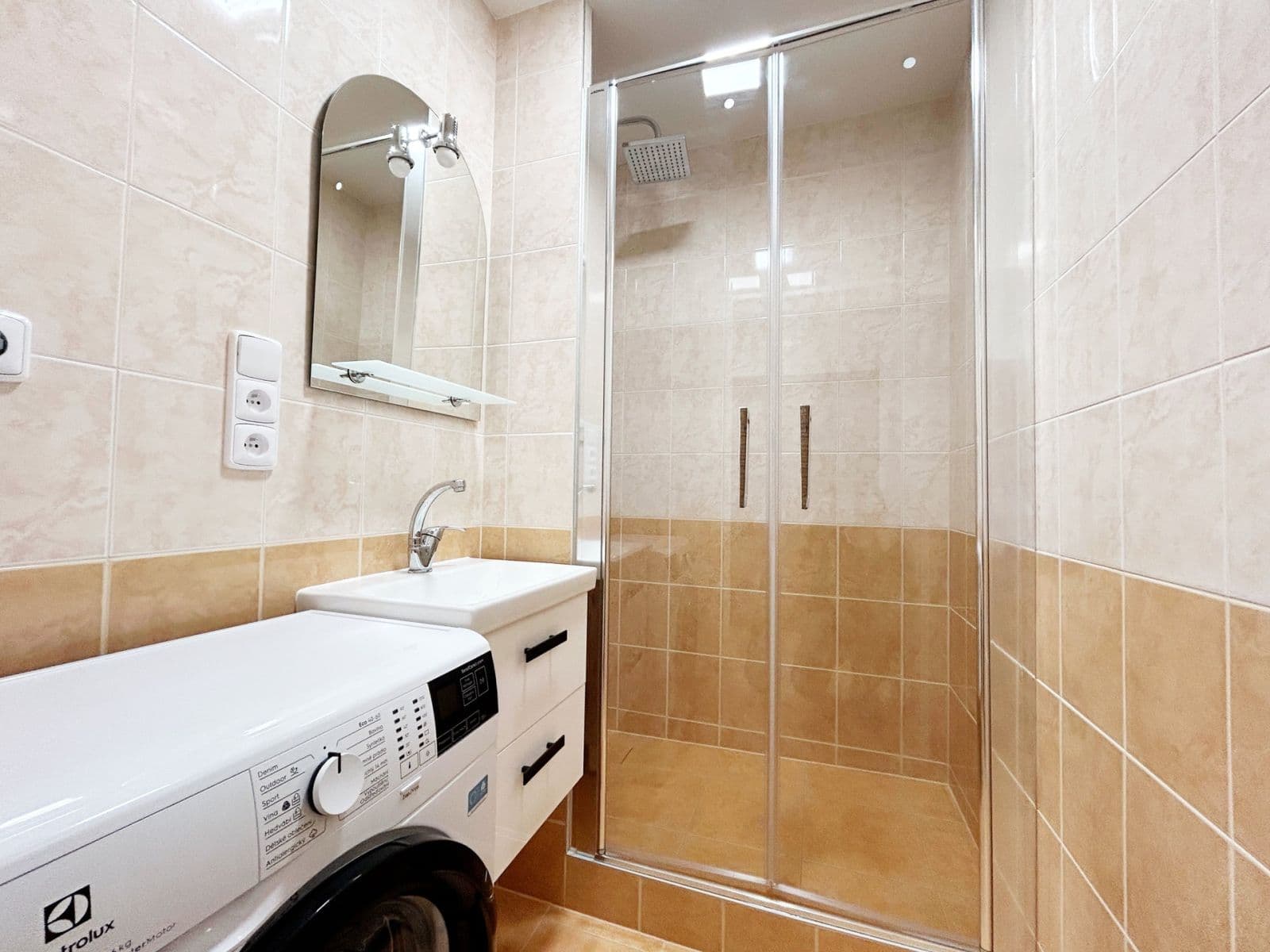 Prenájom bytu 1-izbový 30 m², Valentova, Praha, Praha Prenájom bytu 1-izbový 30 m², Valentova, Praha, Praha