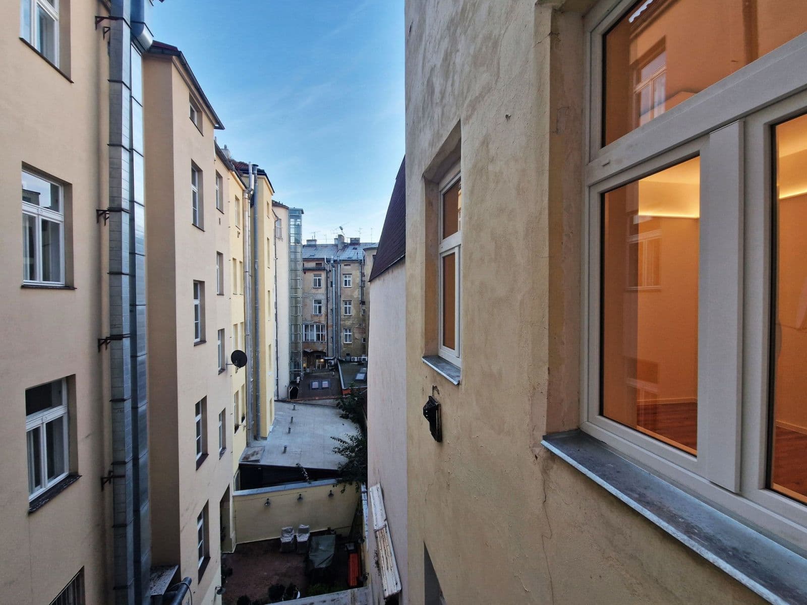 Prenájom bytu 3-izbový 78 m², Londýnská, Praha, Praha Prenájom bytu 3-izbový 78 m², Londýnská, Praha, Praha