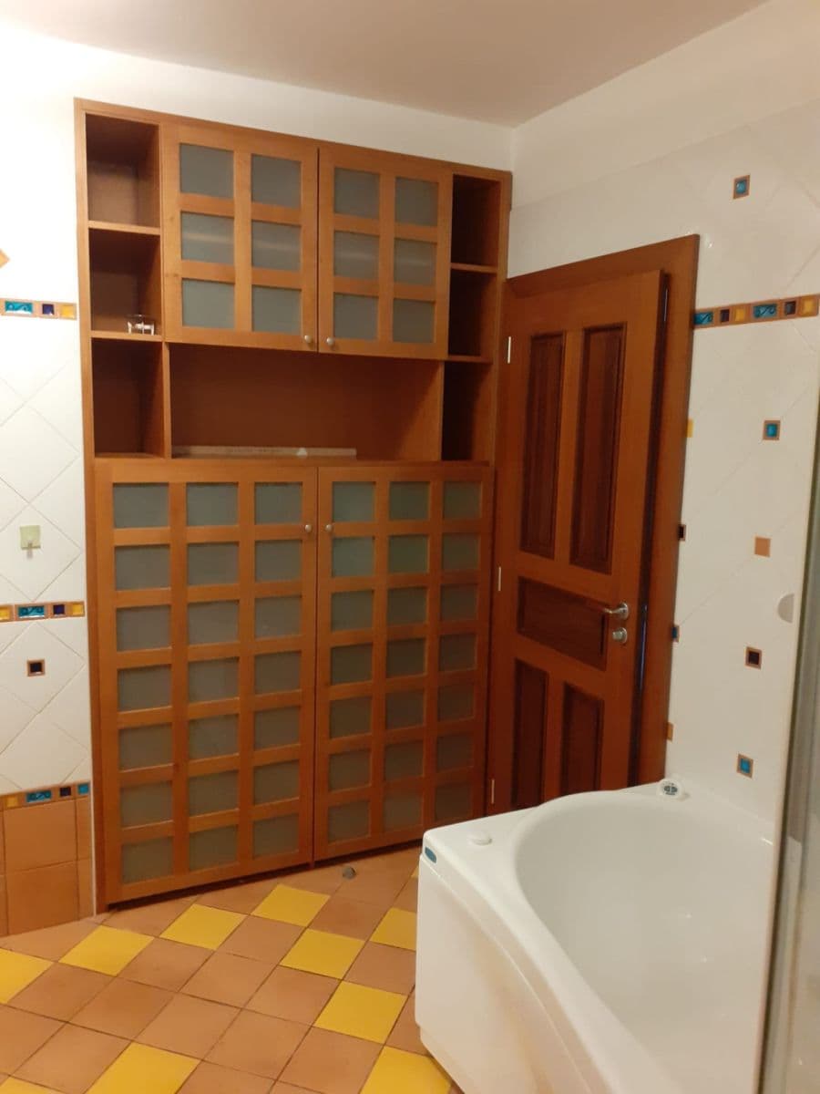 Prenájom bytu 5-izbový 160 m², 28. pluku, Praha, Praha Prenájom bytu 5-izbový 160 m², 28. pluku, Praha, Praha