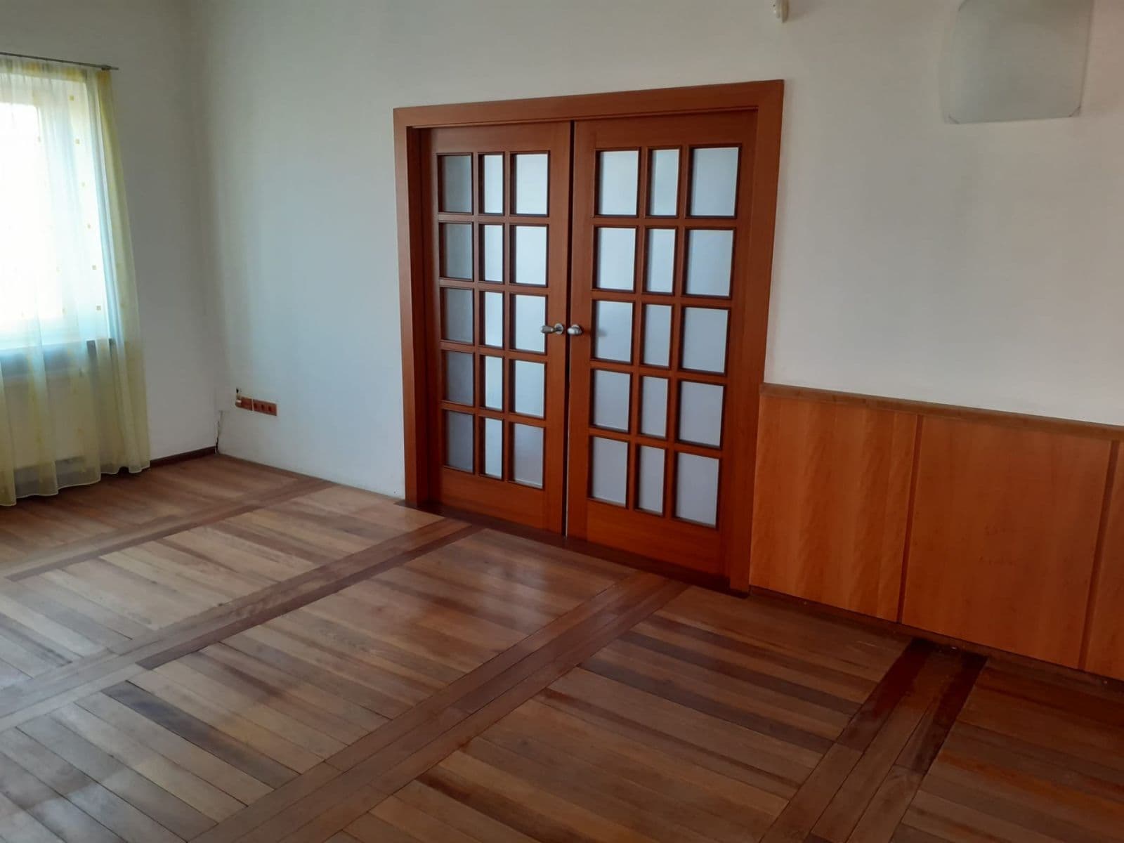 Prenájom bytu 5-izbový 160 m², 28. pluku, Praha, Praha Prenájom bytu 5-izbový 160 m², 28. pluku, Praha, Praha