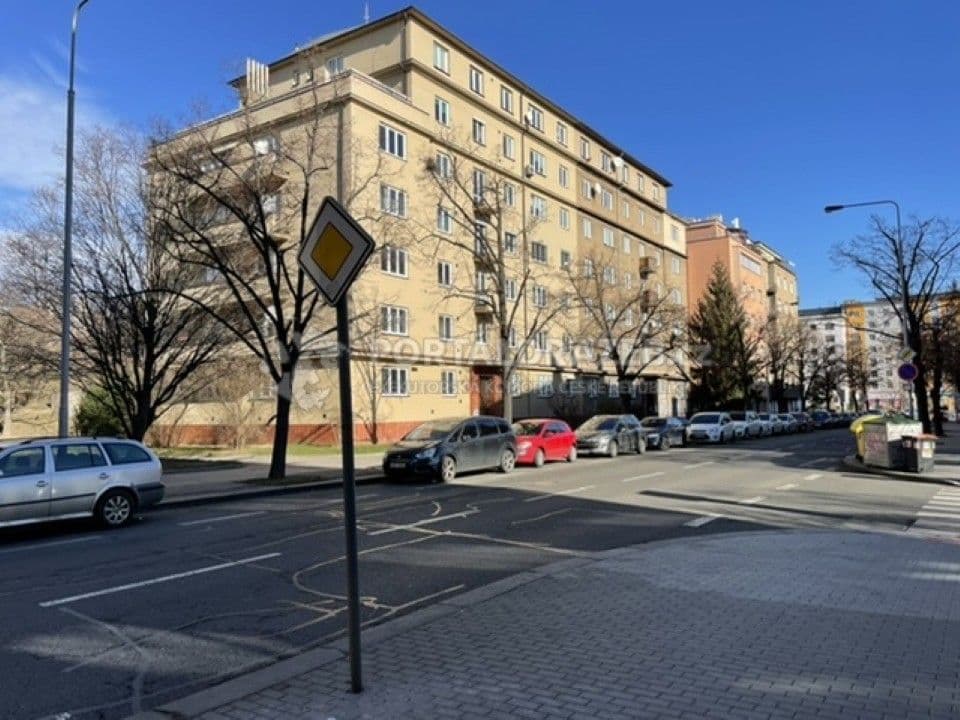 Prenájom bytu 5-izbový 160 m², 28. pluku, Praha, Praha Prenájom bytu 5-izbový 160 m², 28. pluku, Praha, Praha