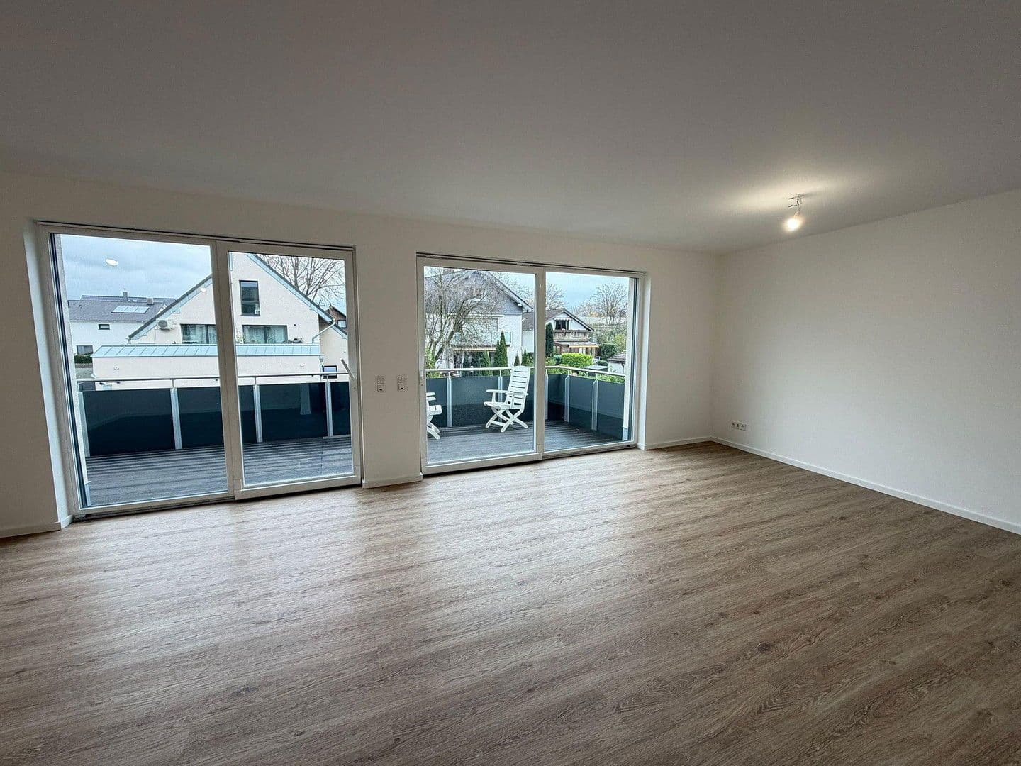 Prenájom bytu 3-izbový 90 m², Köln, Severné Porýnie - Westfálsko Prenájom bytu 3-izbový 90 m², Köln, Severné Porýnie - Westfálsko