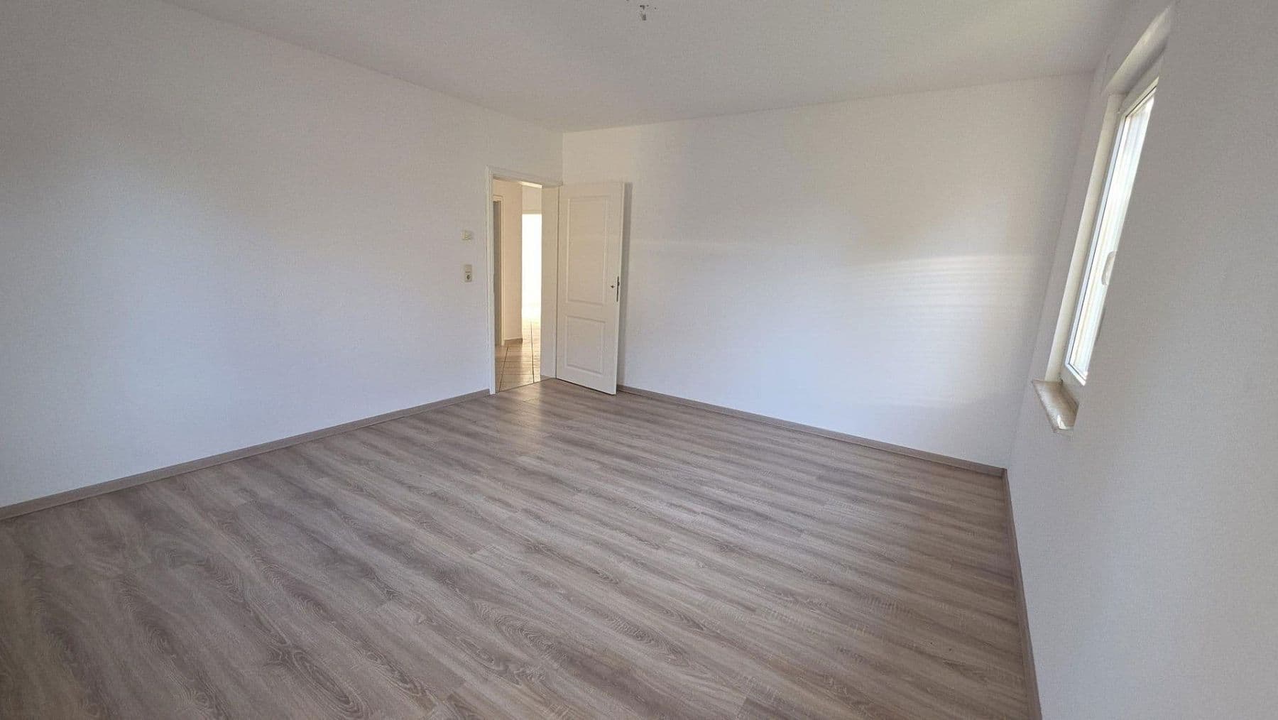 Prenájom bytu 3-izbový 91 m², Berlin, Berlín Prenájom bytu 3-izbový 91 m², Berlin, Berlín