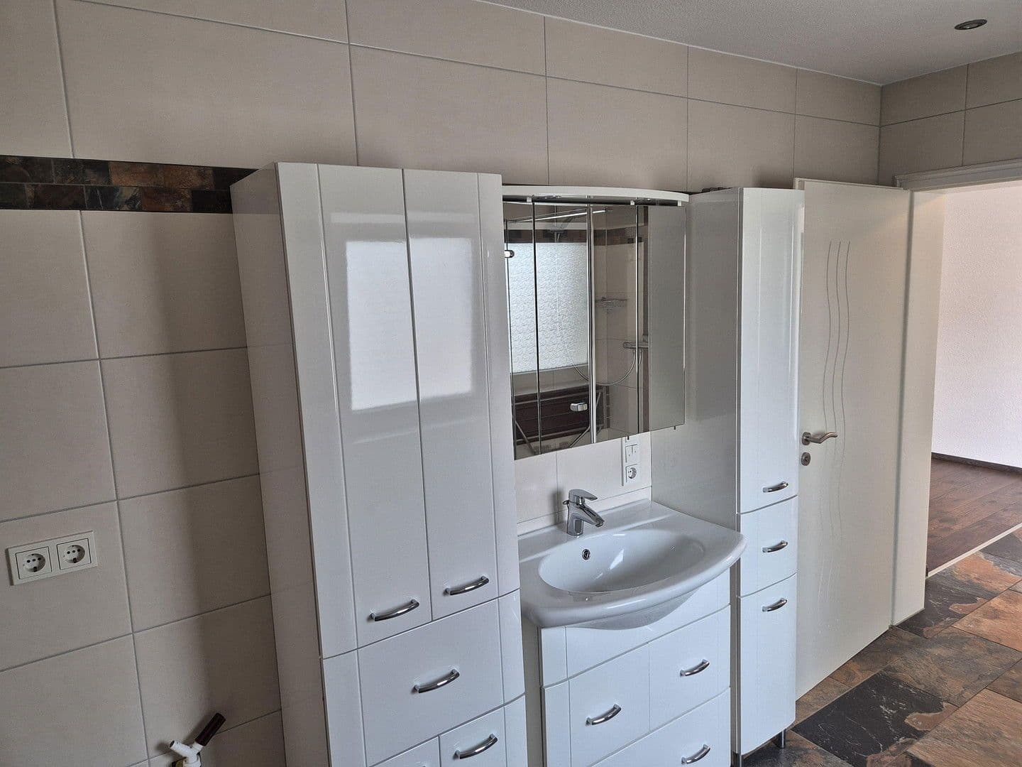 Prenájom bytu 4-izbový 120 m², Hennef (Sieg), Severné Porýnie - Westfálsko Prenájom bytu 4-izbový 120 m², Hennef (Sieg), Severné Porýnie - Westfálsko