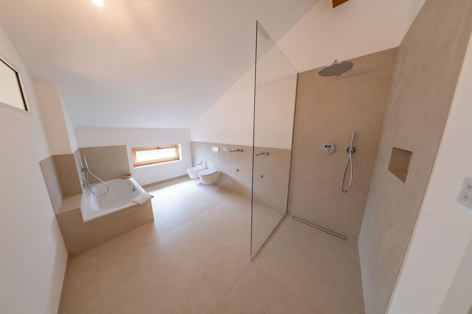 Predaj domu 260 m², pozemek 1.080 m², Karlsruhe, Bádensko-Wurttembersko Predaj domu 260 m², pozemek 1.080 m², Karlsruhe, Bádensko-Wurttembersko