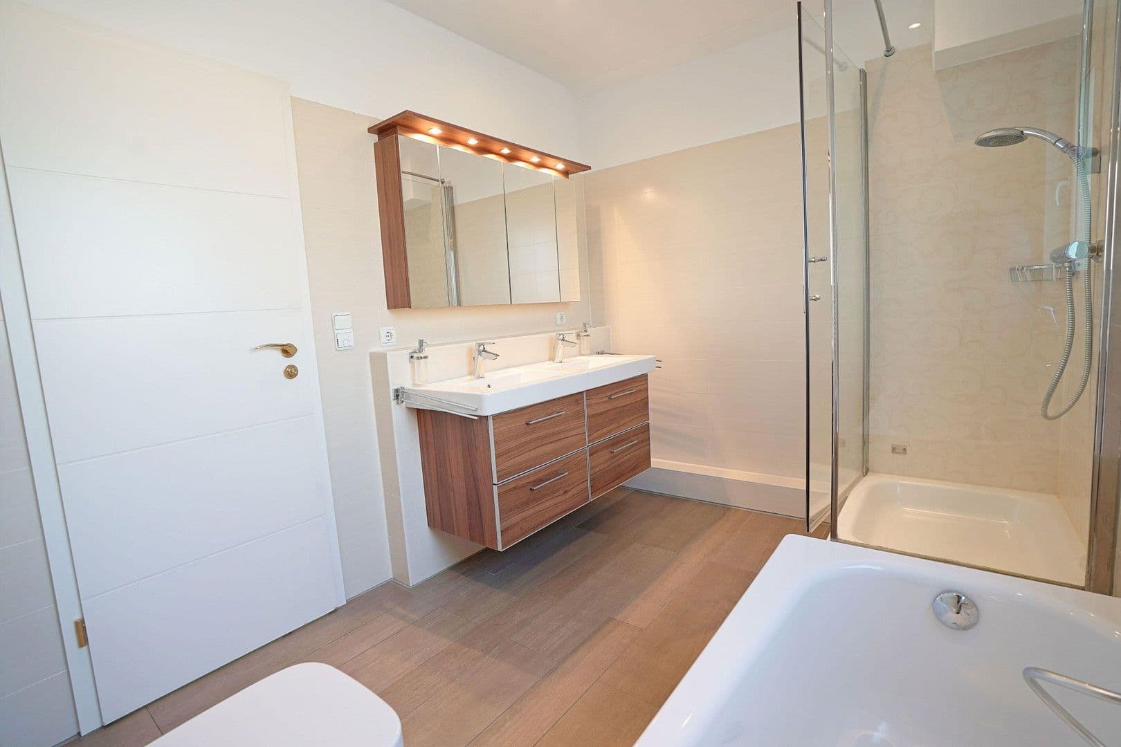 Prenájom bytu 4-izbový 147 m², München, Bavorsko Prenájom bytu 4-izbový 147 m², München, Bavorsko