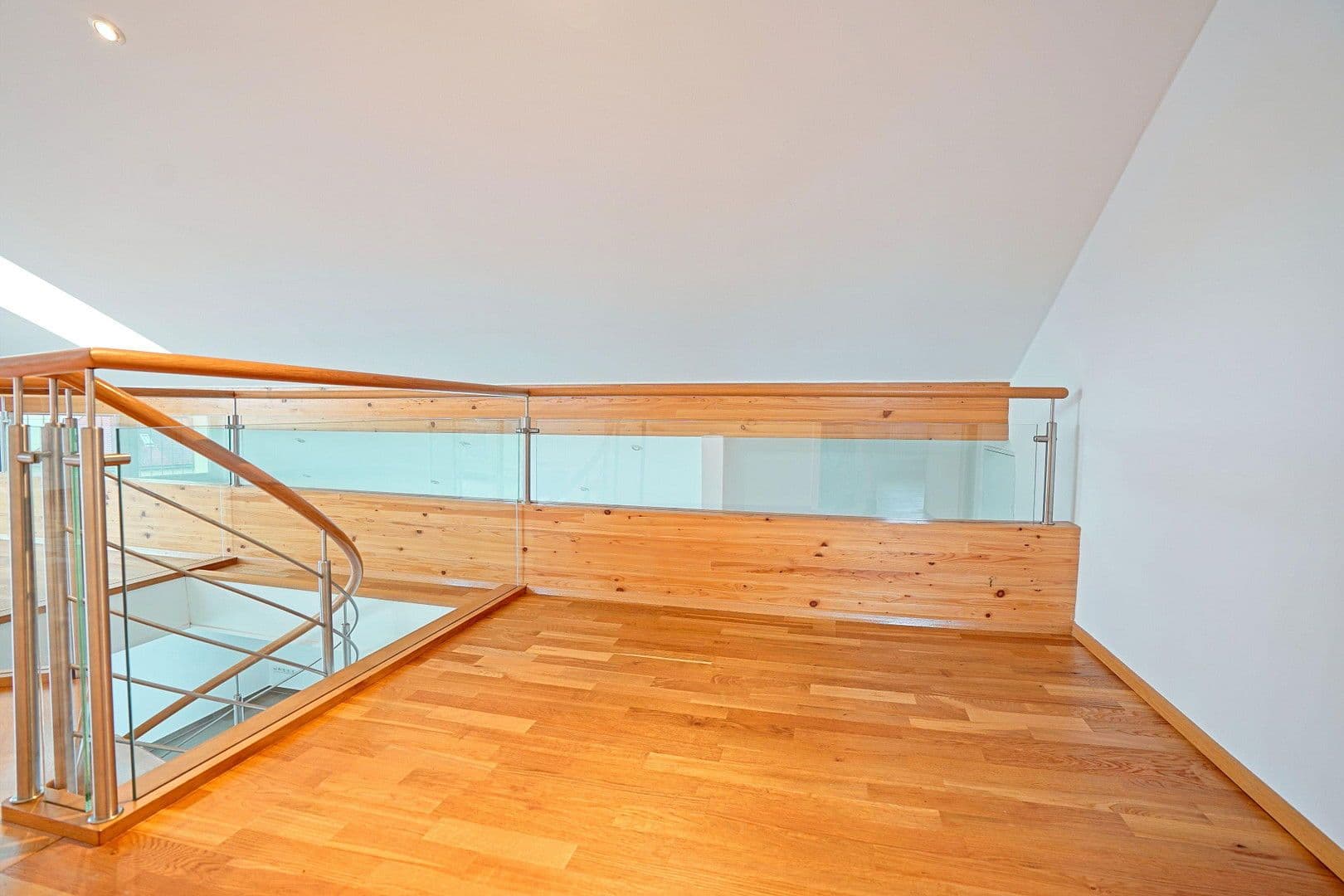 Prenájom bytu 4-izbový 147 m², München, Bavorsko Prenájom bytu 4-izbový 147 m², München, Bavorsko