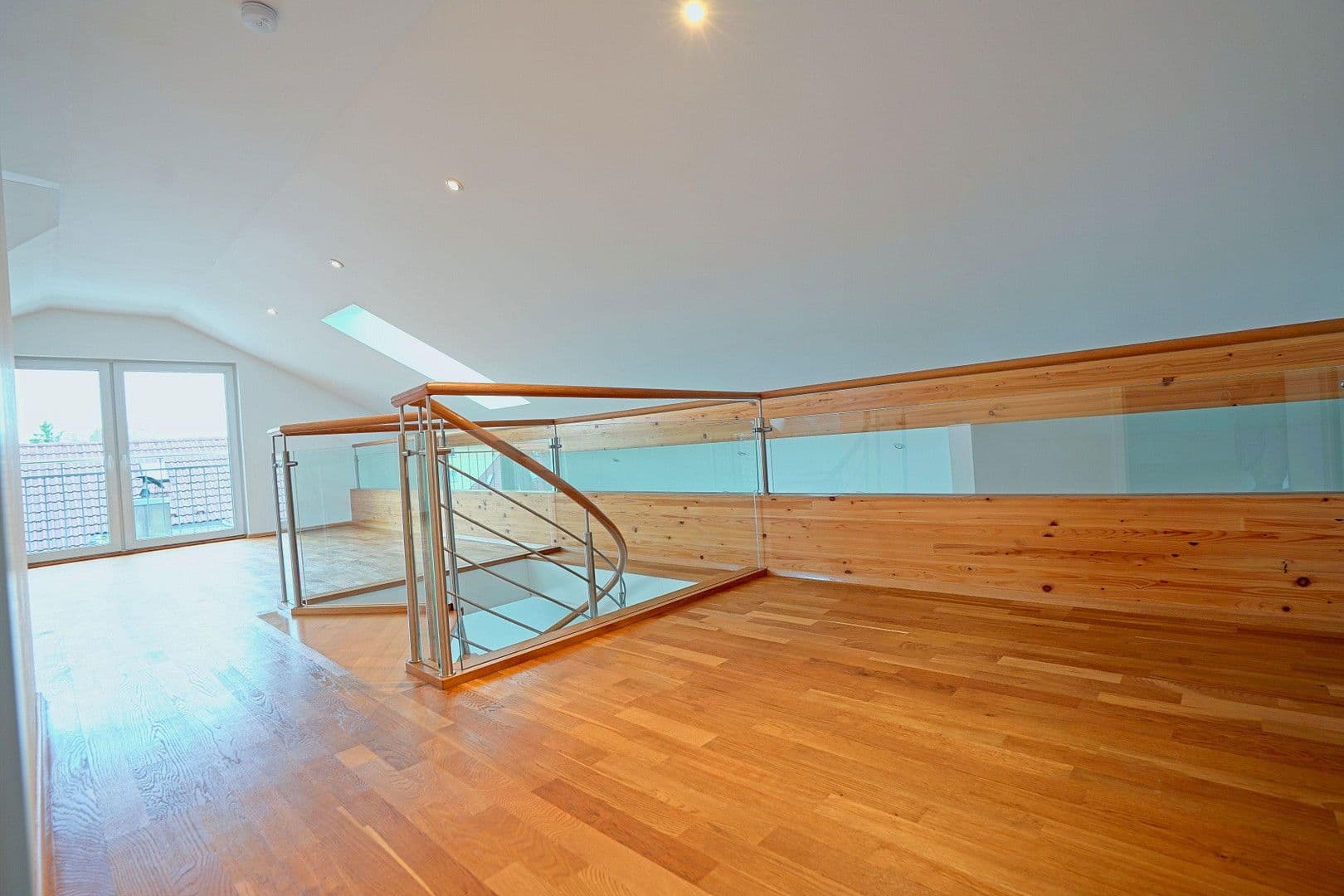 Prenájom bytu 4-izbový 147 m², München, Bavorsko Prenájom bytu 4-izbový 147 m², München, Bavorsko