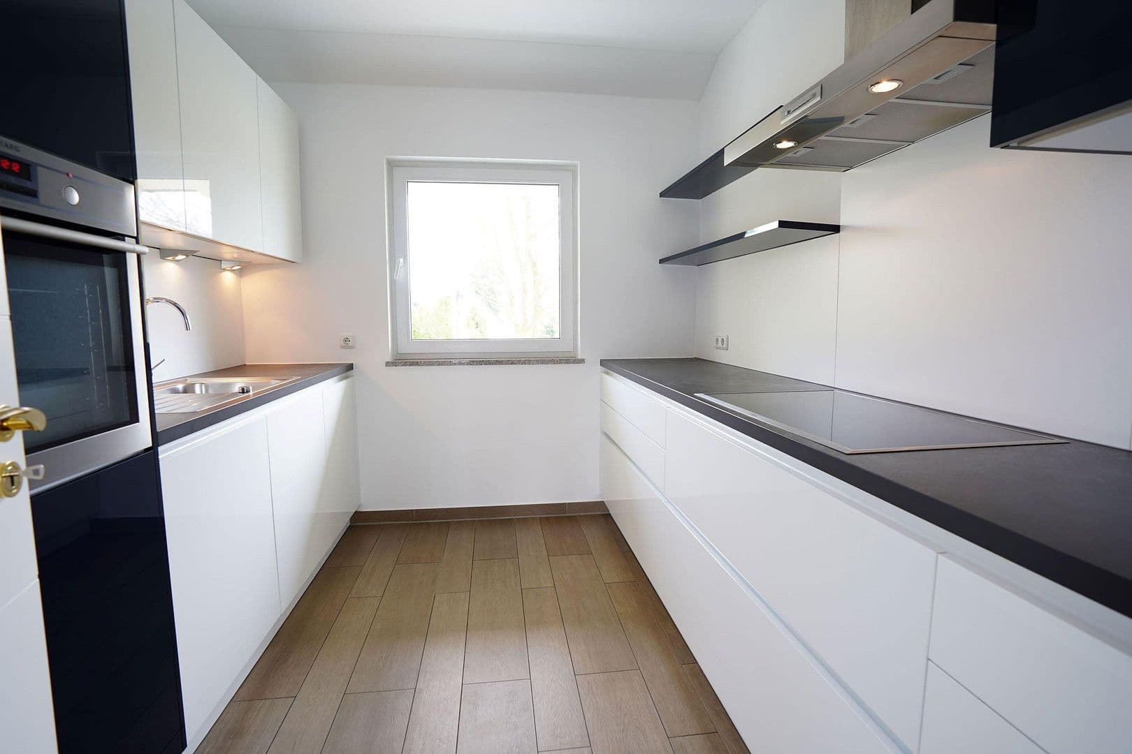 Prenájom bytu 4-izbový 147 m², München, Bavorsko Prenájom bytu 4-izbový 147 m², München, Bavorsko