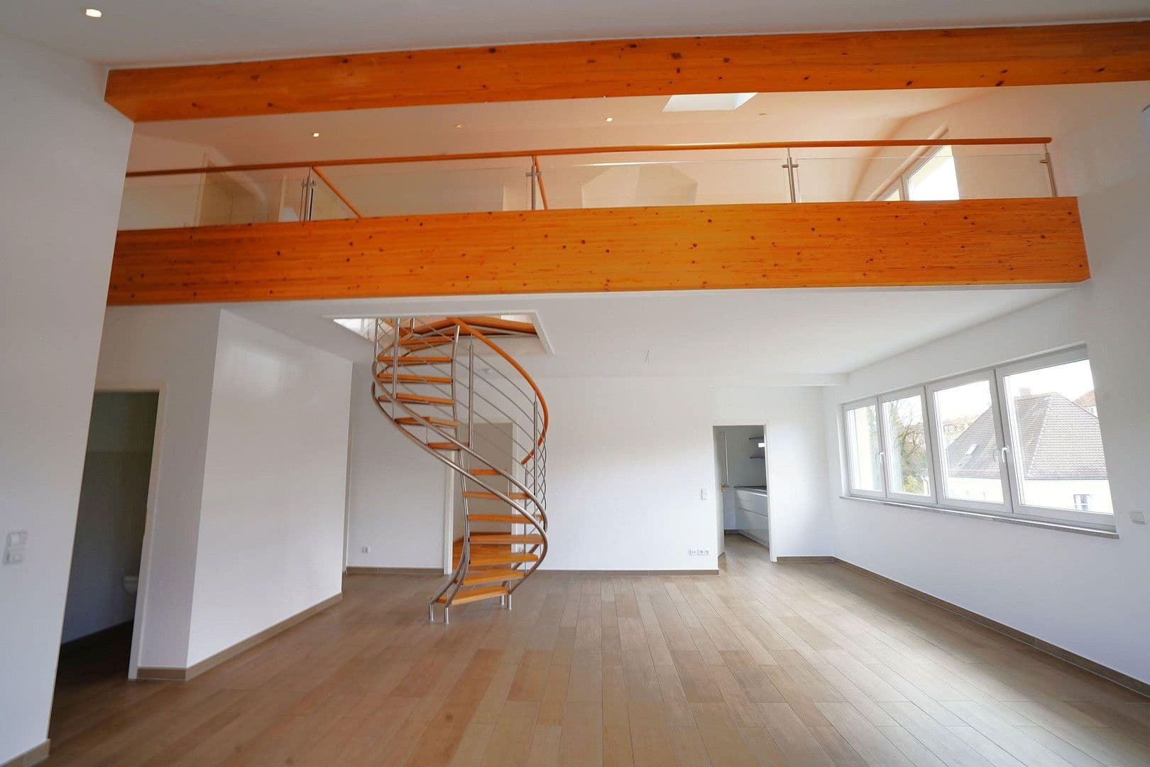 Prenájom bytu 4-izbový 147 m², München, Bavorsko Prenájom bytu 4-izbový 147 m², München, Bavorsko