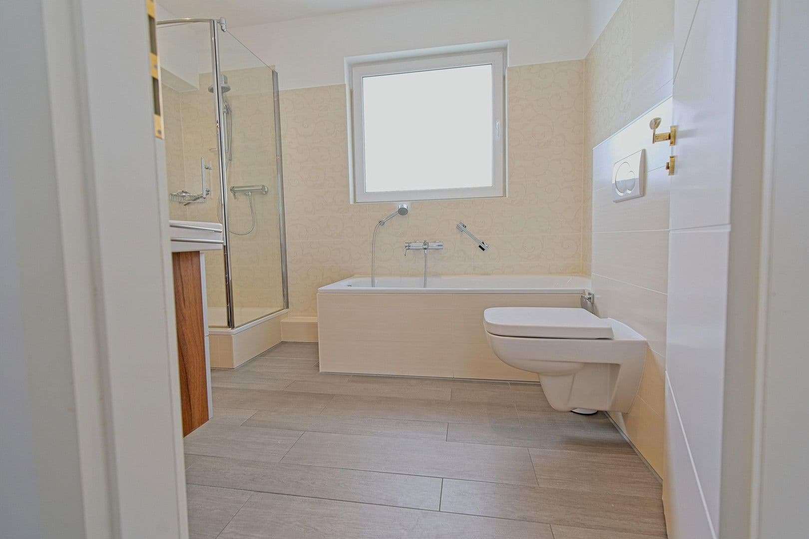 Prenájom bytu 4-izbový 147 m², München, Bavorsko Prenájom bytu 4-izbový 147 m², München, Bavorsko