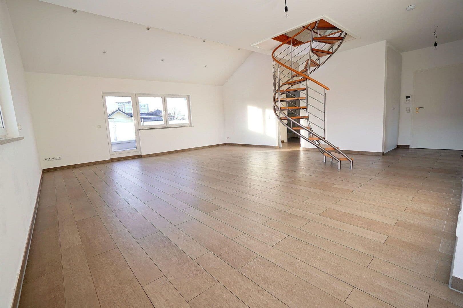 Prenájom bytu 4-izbový 147 m², München, Bavorsko Prenájom bytu 4-izbový 147 m², München, Bavorsko