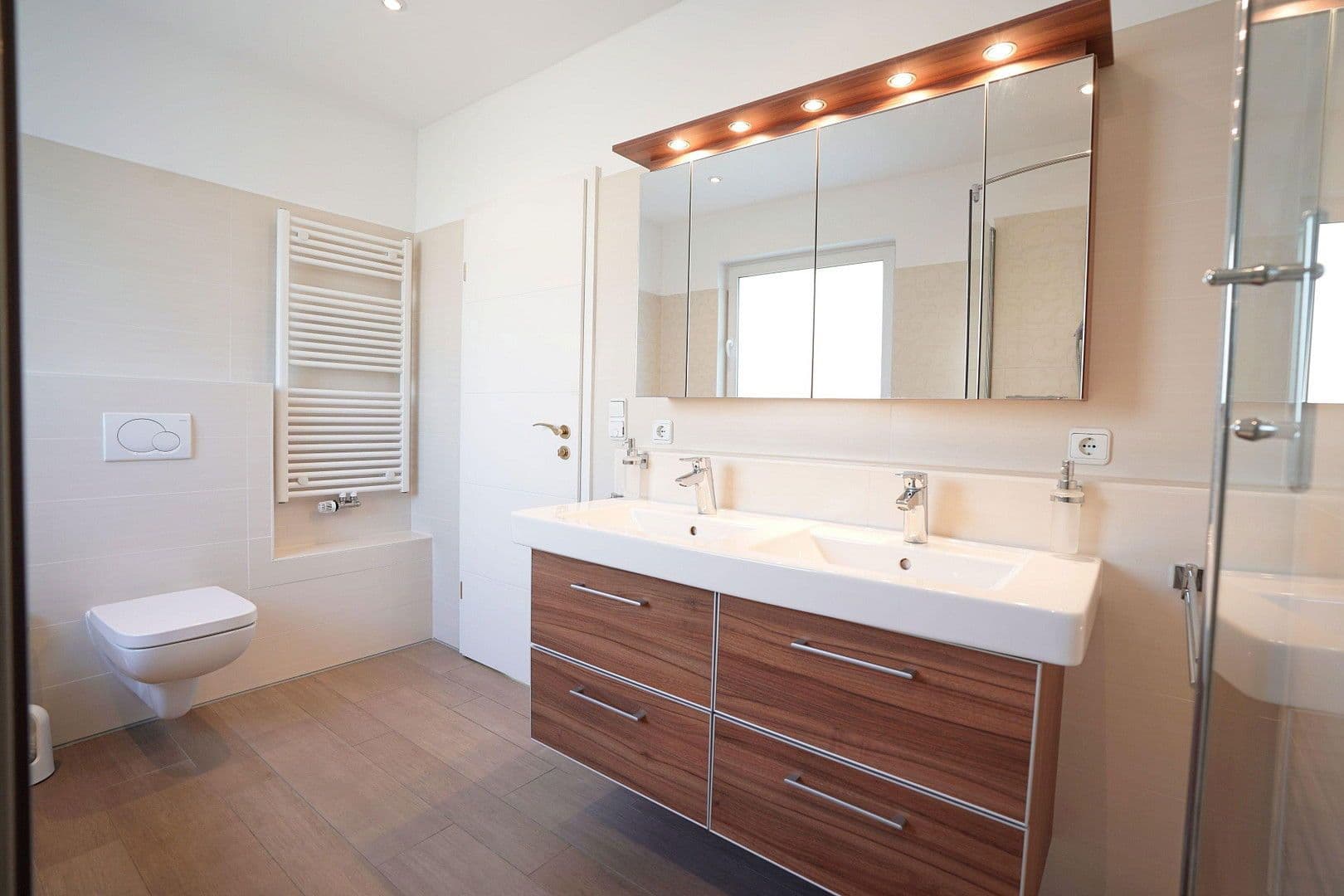 Prenájom bytu 4-izbový 147 m², München, Bavorsko Prenájom bytu 4-izbový 147 m², München, Bavorsko