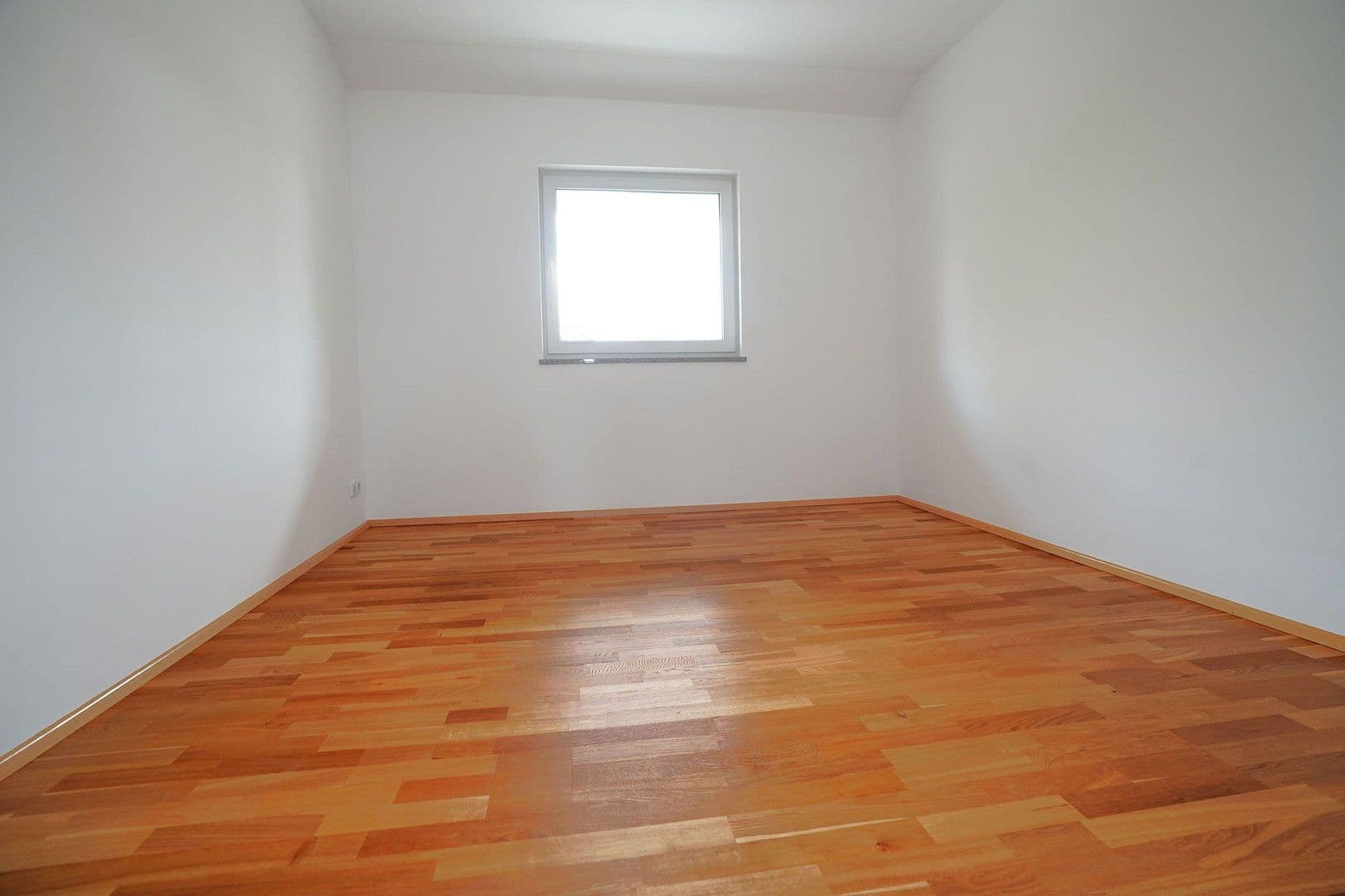 Prenájom bytu 4-izbový 147 m², München, Bavorsko Prenájom bytu 4-izbový 147 m², München, Bavorsko