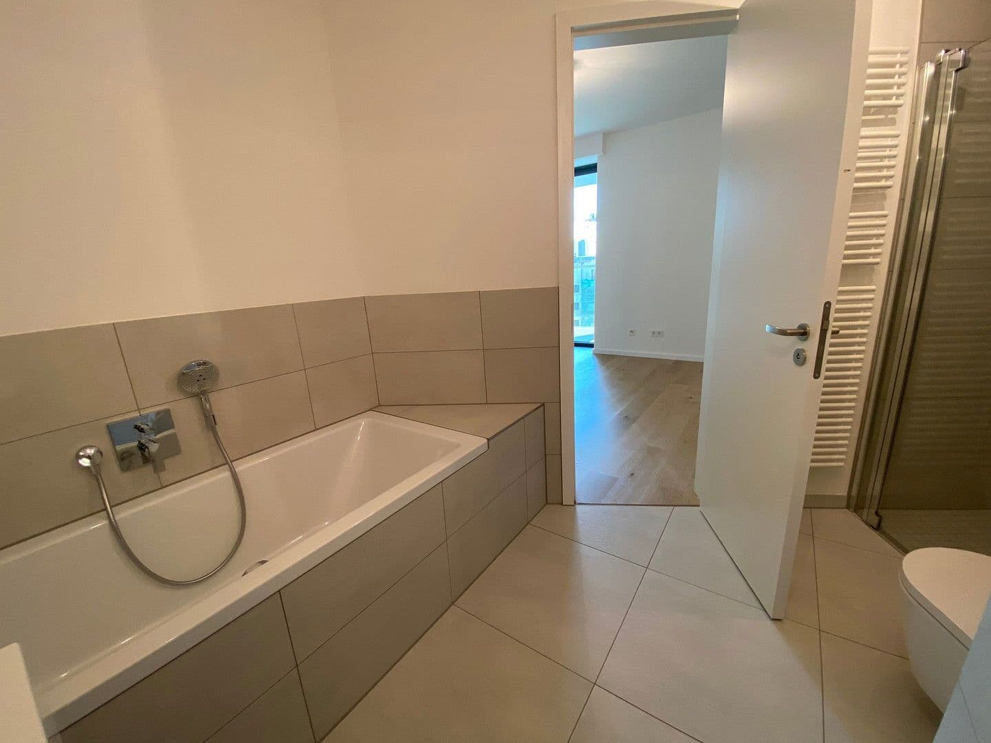 Prenájom bytu 4-izbový 110 m², Europa-Allee 2, Frankfurt am Main, Hesensko Prenájom bytu 4-izbový 110 m², Europa-Allee 2, Frankfurt am Main, Hesensko