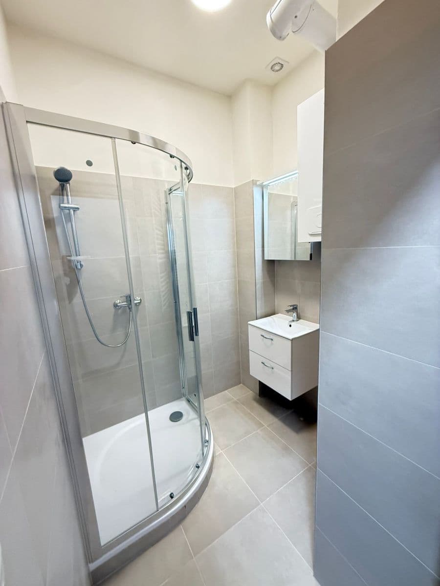 Prenájom bytu 3-izbový 86 m², Seifertova, Praha, Praha Prenájom bytu 3-izbový 86 m², Seifertova, Praha, Praha