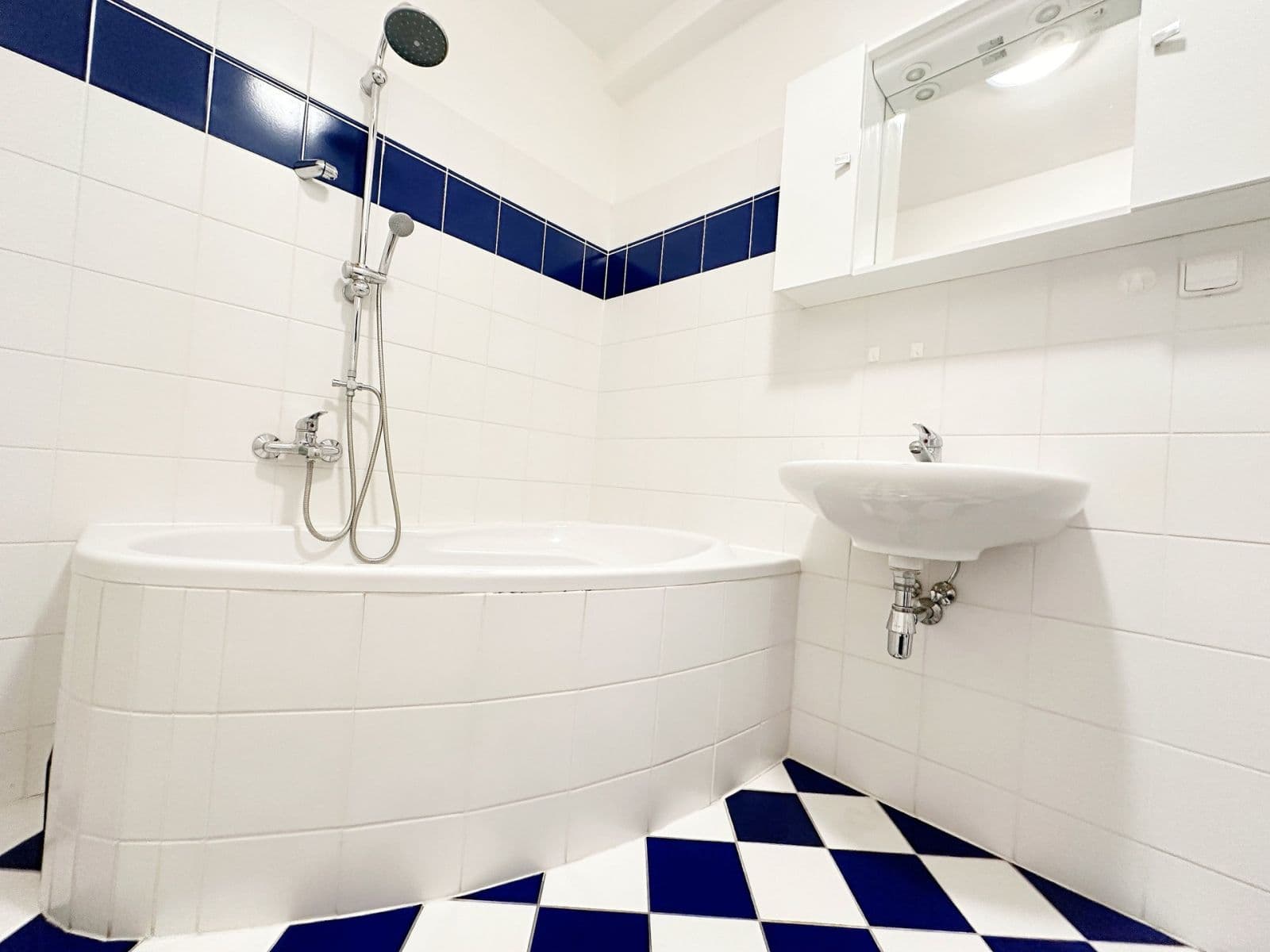 Prenájom bytu 2-izbový 38 m², Nevanova, Praha, Praha Prenájom bytu 2-izbový 38 m², Nevanova, Praha, Praha