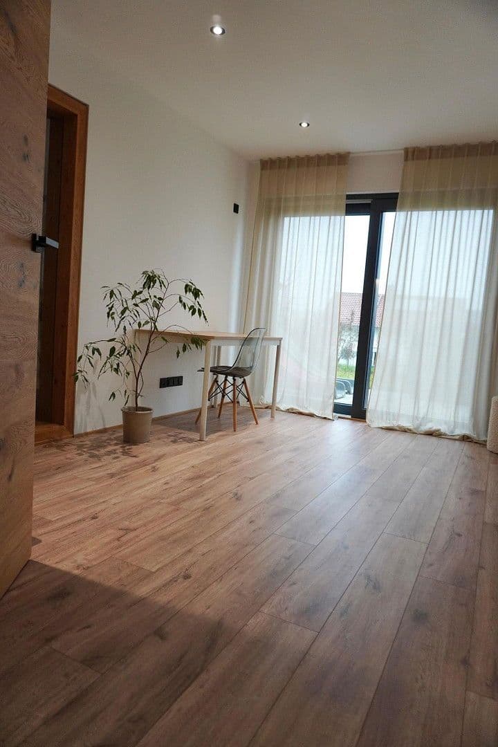 Predaj domu 343 m², pozemek 657 m², Mengkofen, Bavorsko Predaj domu 343 m², pozemek 657 m², Mengkofen, Bavorsko