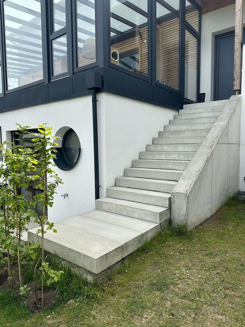 Predaj domu 343 m², pozemek 657 m², Mengkofen, Bavorsko Predaj domu 343 m², pozemek 657 m², Mengkofen, Bavorsko