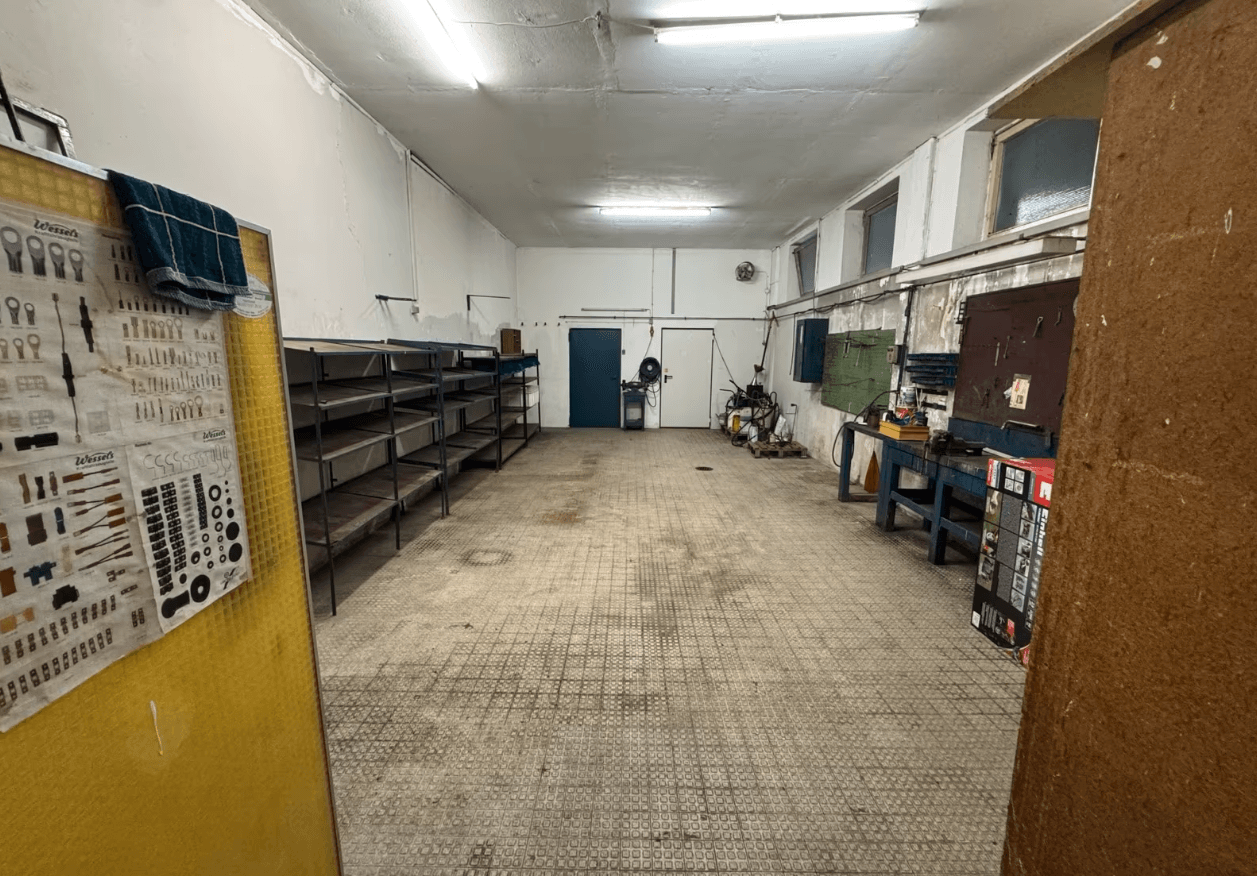 Prenájom nebytového priestoru 310 m², Hermann-Bahlsen-Str 2, Barsinghausen, Dolné Sasko Prenájom nebytového priestoru 310 m², Hermann-Bahlsen-Str 2, Barsinghausen, Dolné Sasko