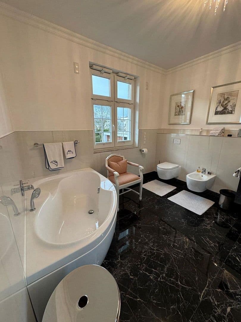 Predaj domu 265 m², pozemek 996 m², Potsdam Groß Glienicke zu Berlin, Brandenbursko Predaj domu 265 m², pozemek 996 m², Potsdam Groß Glienicke zu Berlin, Brandenbursko