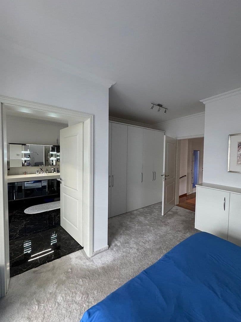 Predaj domu 265 m², pozemek 996 m², Potsdam Groß Glienicke zu Berlin, Brandenbursko Predaj domu 265 m², pozemek 996 m², Potsdam Groß Glienicke zu Berlin, Brandenbursko