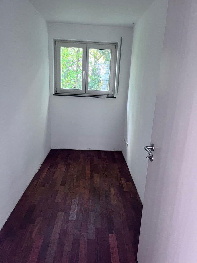 Prenájom bytu 5-izbový 136 m², Weinstadt, Bádensko-Wurttembersko Prenájom bytu 5-izbový 136 m², Weinstadt, Bádensko-Wurttembersko