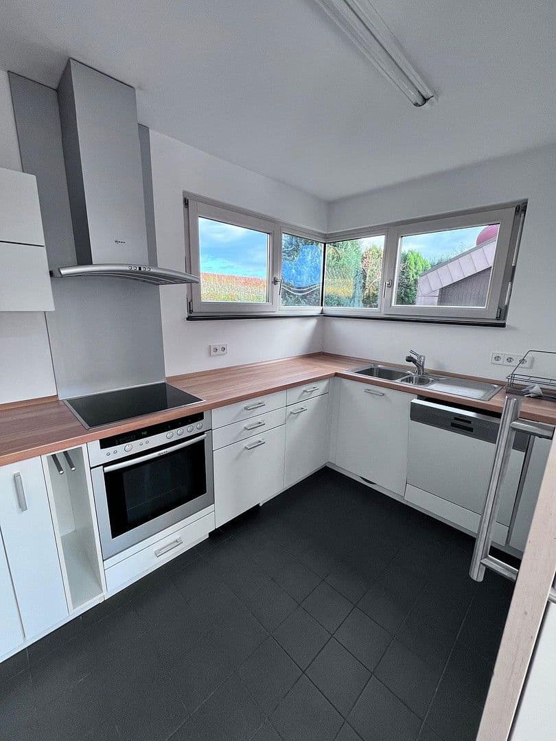 Prenájom bytu 5-izbový 136 m², Weinstadt, Bádensko-Wurttembersko Prenájom bytu 5-izbový 136 m², Weinstadt, Bádensko-Wurttembersko