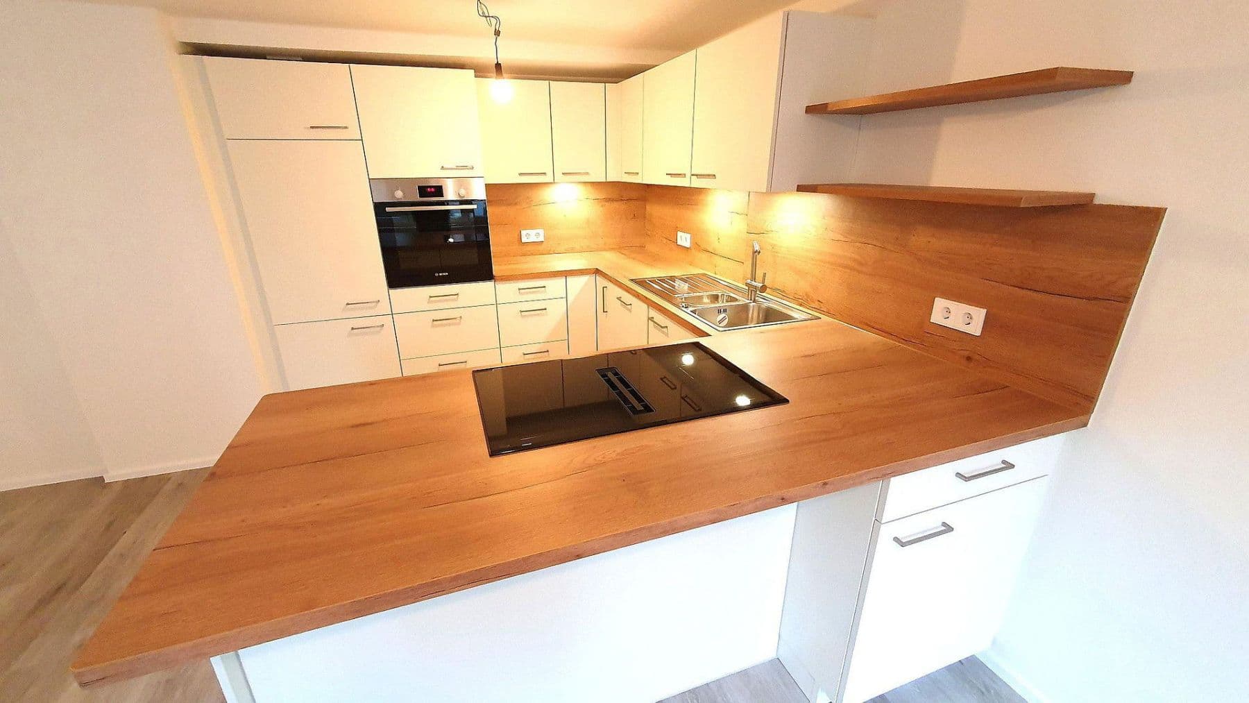 Prenájom bytu 2-izbový 70 m², Rheinstraße 14, Gailingen am Hochrhein, Bádensko-Wurttembersko Prenájom bytu 2-izbový 70 m², Rheinstraße 14, Gailingen am Hochrhein, Bádensko-Wurttembersko