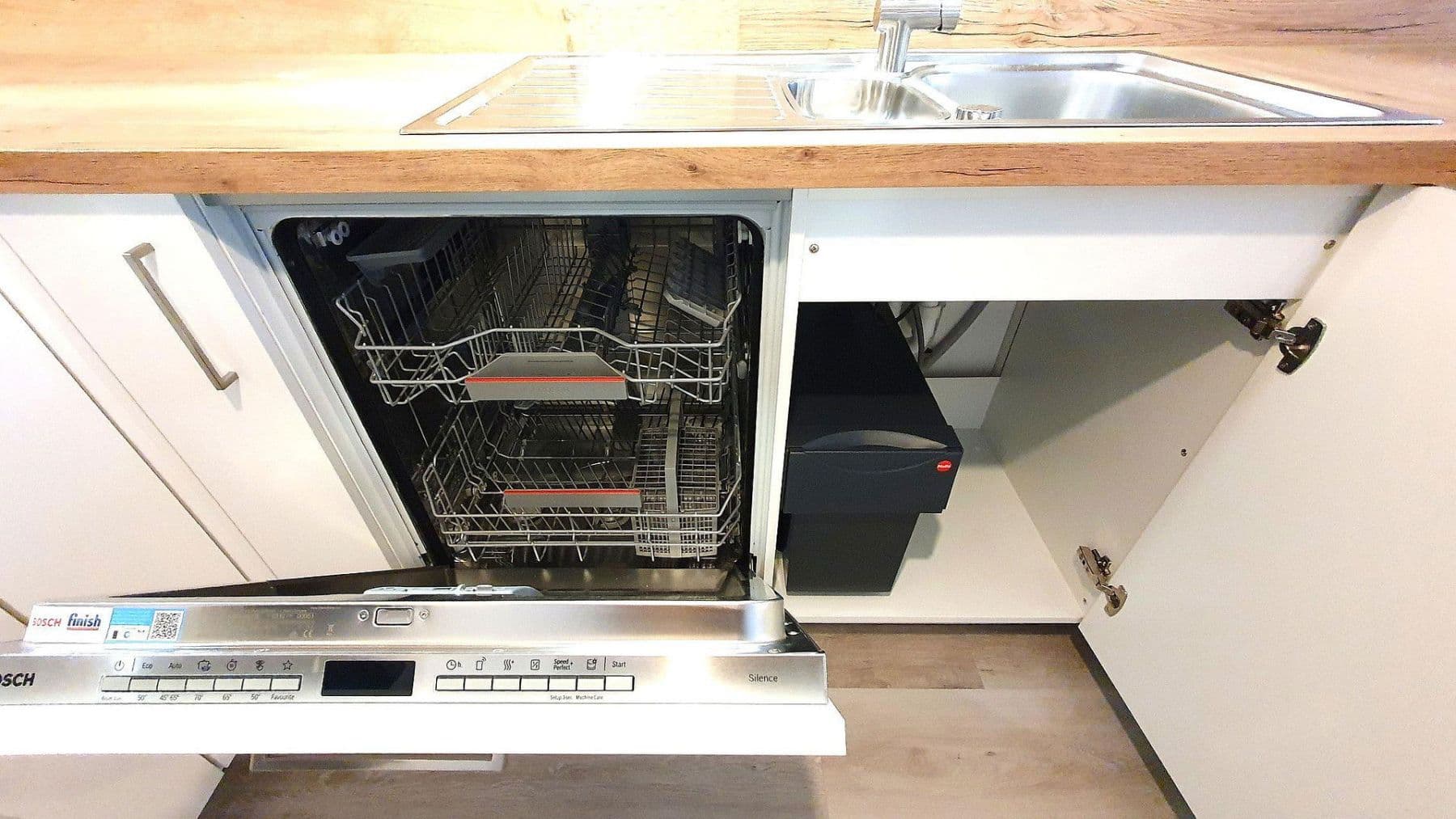 Prenájom bytu 2-izbový 70 m², Rheinstraße 14, Gailingen am Hochrhein, Bádensko-Wurttembersko Prenájom bytu 2-izbový 70 m², Rheinstraße 14, Gailingen am Hochrhein, Bádensko-Wurttembersko