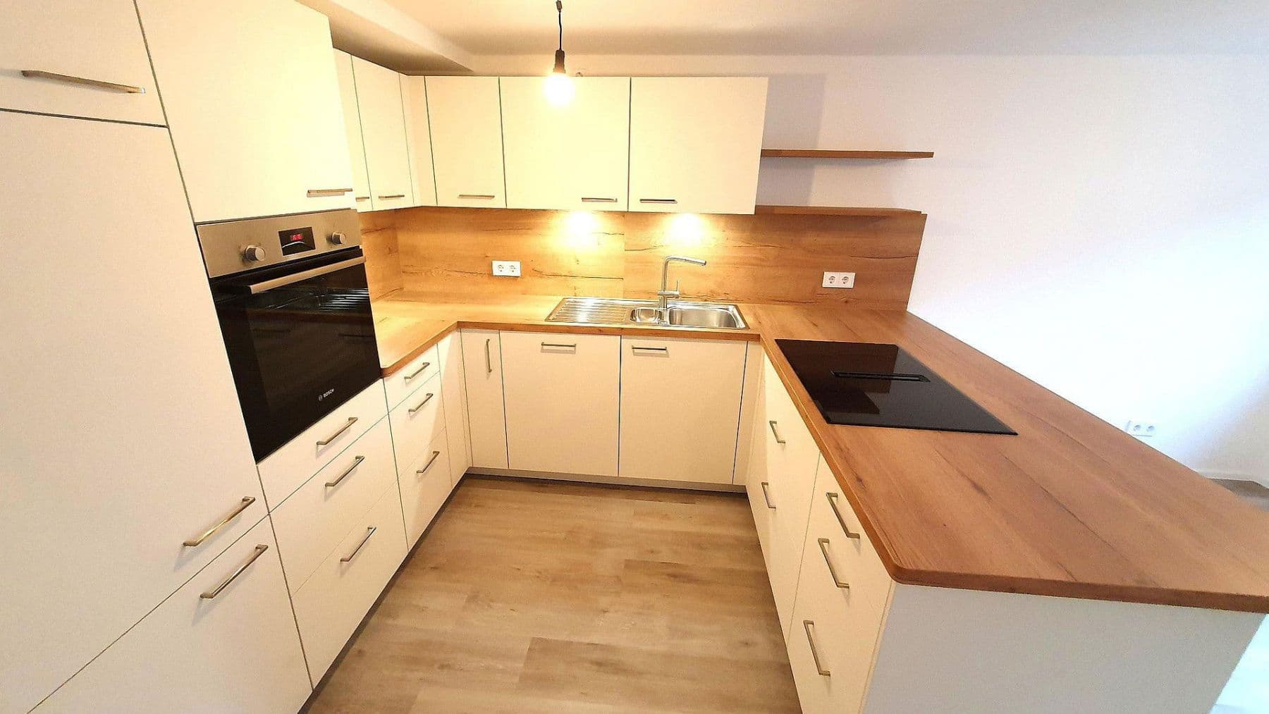 Prenájom bytu 2-izbový 70 m², Rheinstraße 14, Gailingen am Hochrhein, Bádensko-Wurttembersko Prenájom bytu 2-izbový 70 m², Rheinstraße 14, Gailingen am Hochrhein, Bádensko-Wurttembersko