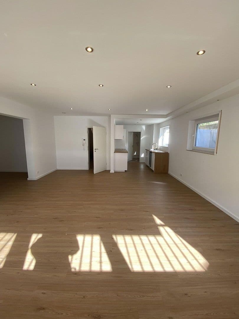 Prenájom bytu 2-izbový 73 m², Mannheim, Bádensko-Wurttembersko Prenájom bytu 2-izbový 73 m², Mannheim, Bádensko-Wurttembersko