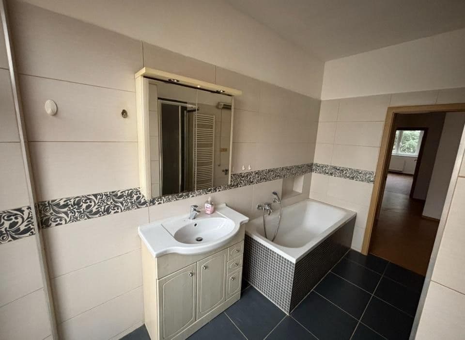 Prenájom bytu 4-izbový 110 m², Sv. Čecha, Jičín, Královéhradecký kraj Prenájom bytu 4-izbový 110 m², Sv. Čecha, Jičín, Královéhradecký kraj