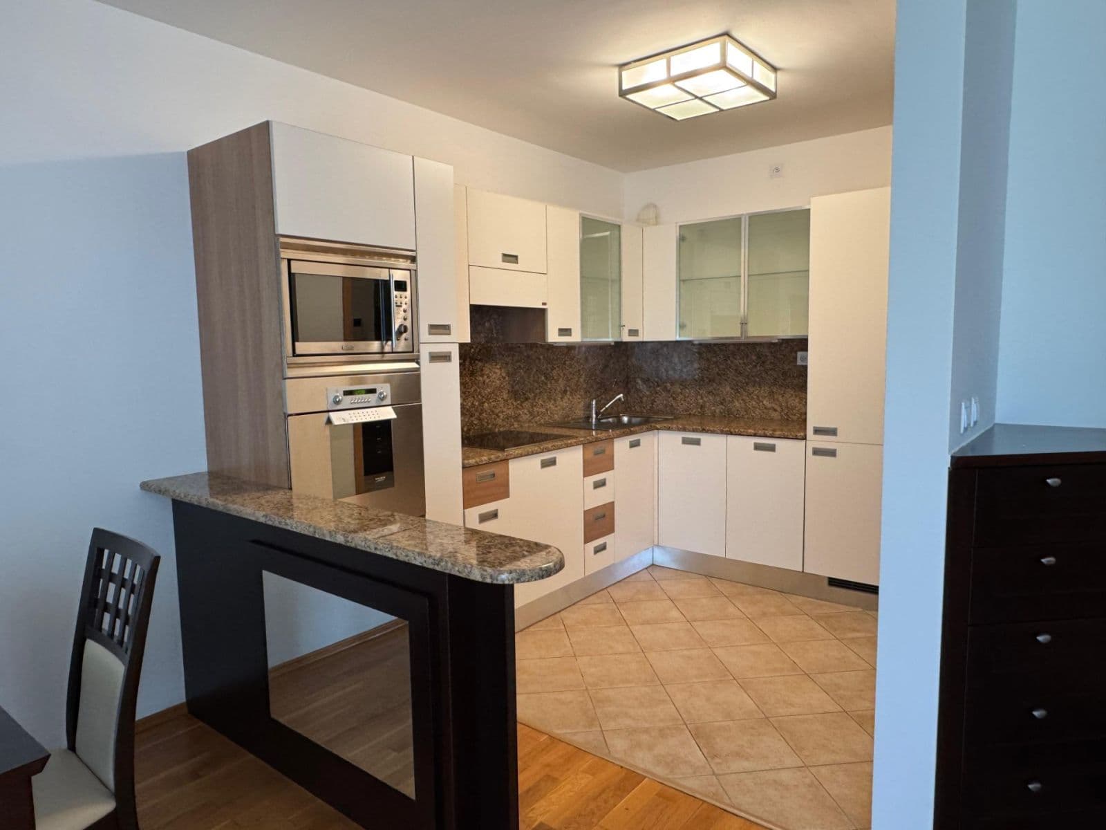 Prenájom bytu 3-izbový 107 m², U Nikolajky, Praha, Praha Prenájom bytu 3-izbový 107 m², U Nikolajky, Praha, Praha