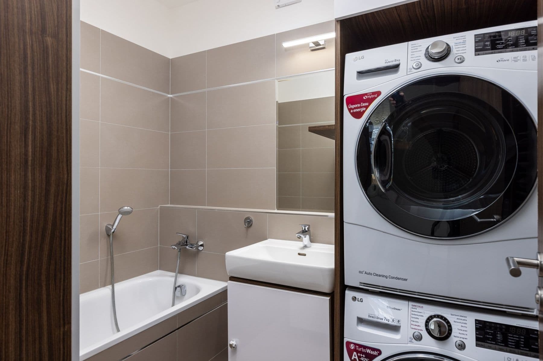 Prenájom bytu 4-izbový 108 m², Zakšínská, Praha, Praha Prenájom bytu 4-izbový 108 m², Zakšínská, Praha, Praha