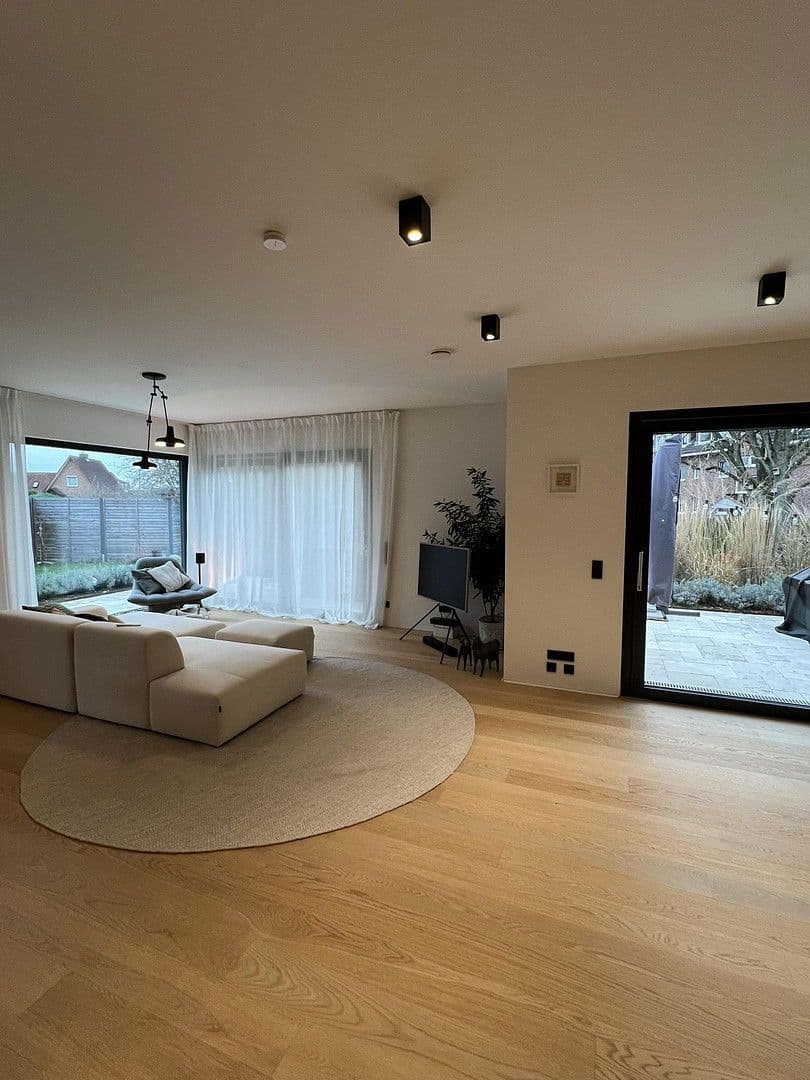 Predaj domu 171 m², pozemek 689 m², Schwarzenbek, Šlezvicko-Holštajnsko Predaj domu 171 m², pozemek 689 m², Schwarzenbek, Šlezvicko-Holštajnsko