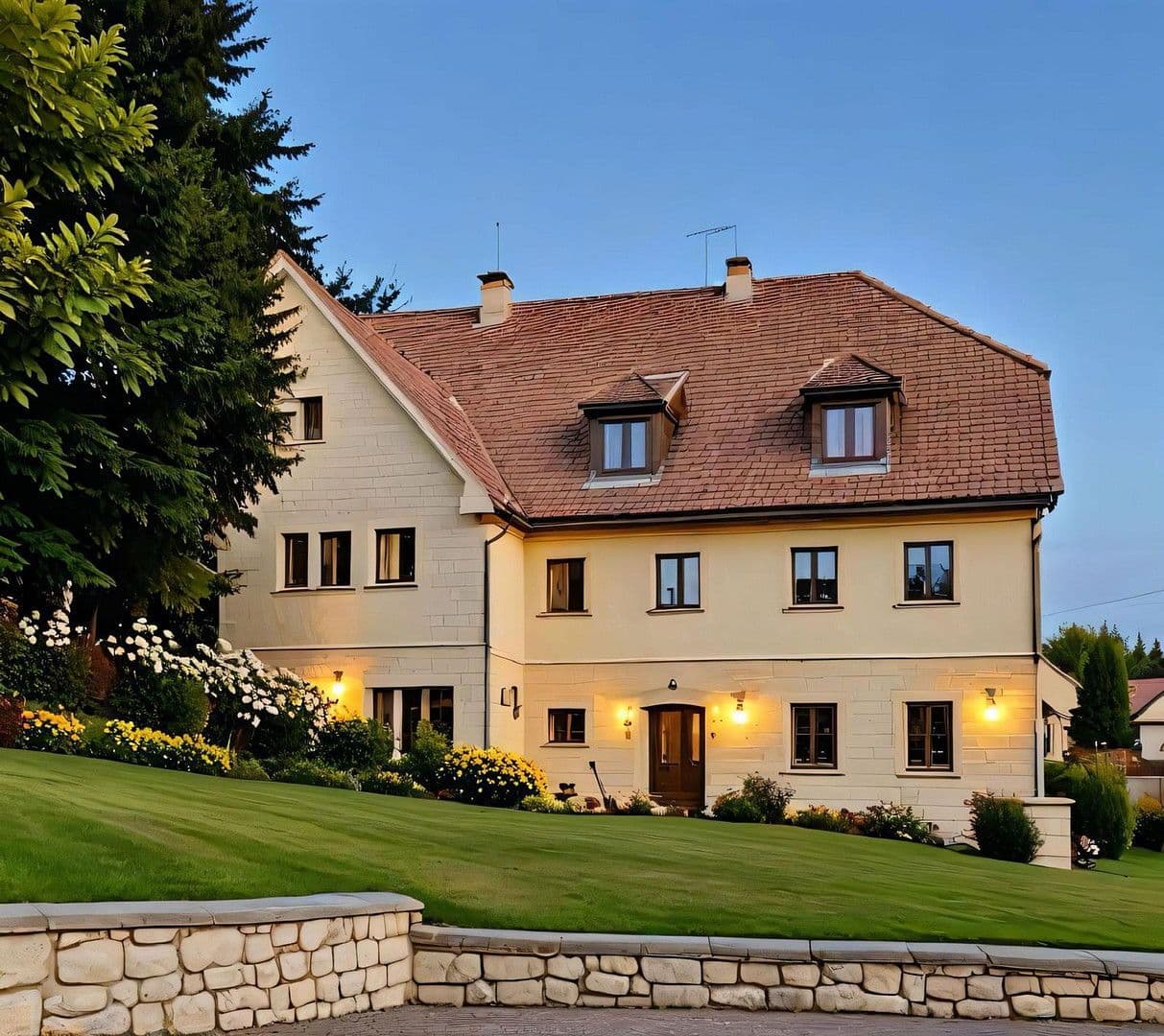 Predaj domu 250 m², pozemek 2.000 m², Roßmäßlerstraße 35-37, Tharandt, Sasko Predaj domu 250 m², pozemek 2.000 m², Roßmäßlerstraße 35-37, Tharandt, Sasko