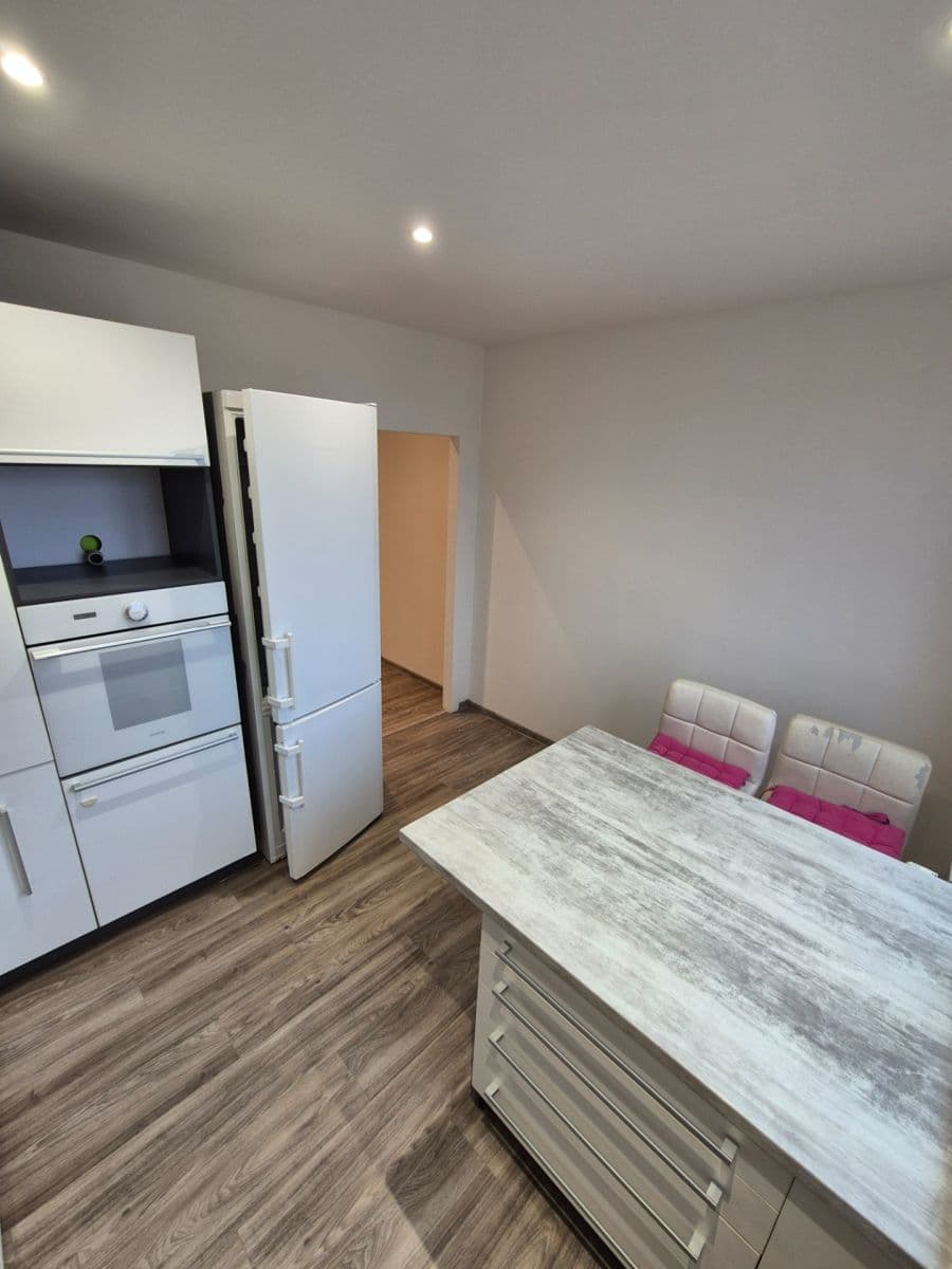 Prenájom bytu 3-izbový 76 m², Bzenecká, Brno, Jihomoravský kraj Prenájom bytu 3-izbový 76 m², Bzenecká, Brno, Jihomoravský kraj