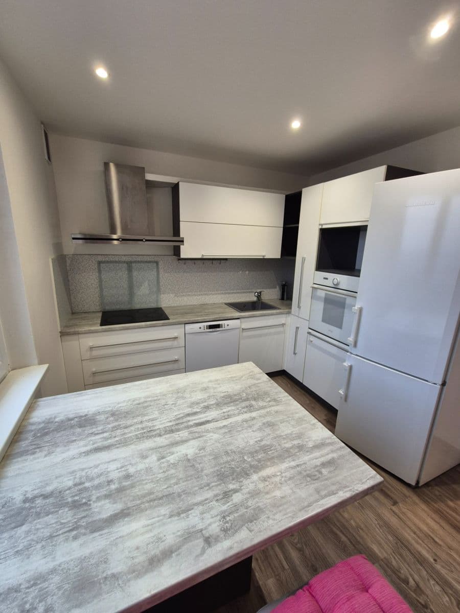 Prenájom bytu 3-izbový 76 m², Bzenecká, Brno, Jihomoravský kraj Prenájom bytu 3-izbový 76 m², Bzenecká, Brno, Jihomoravský kraj