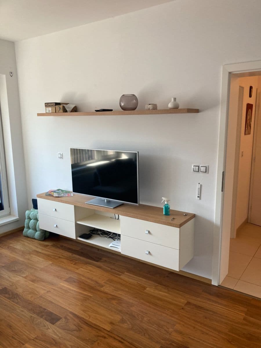 Prenájom bytu 2-izbový 59 m², Jabloňová, Moravany, Jihomoravský kraj Prenájom bytu 2-izbový 59 m², Jabloňová, Moravany, Jihomoravský kraj