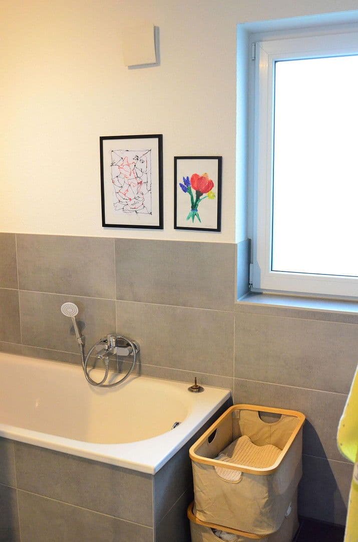 Prenájom bytu 3-izbový 92 m², Bielefeld, Severné Porýnie - Westfálsko Prenájom bytu 3-izbový 92 m², Bielefeld, Severné Porýnie - Westfálsko