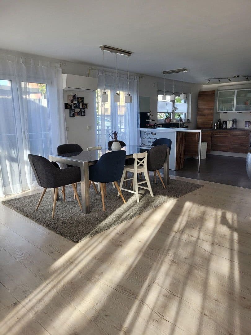 Prenájom domu 204 m², pozemek 350 m², Nürnberg, Bavorsko Prenájom domu 204 m², pozemek 350 m², Nürnberg, Bavorsko